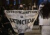 احتجاجات نشطاء تخترق عرض لويس فويتون خلال أسبوع الموضة في باريس